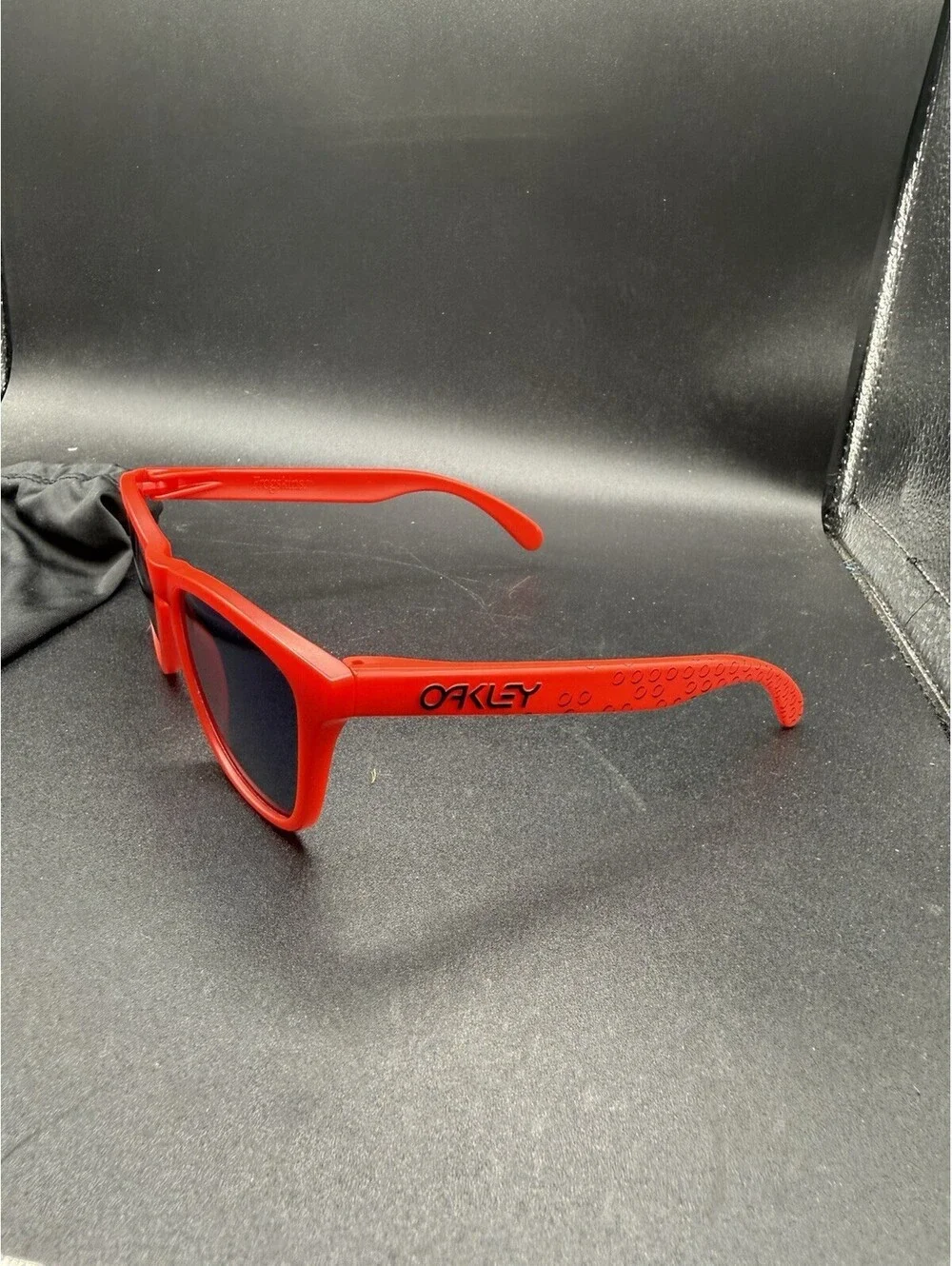 Oakley Frogskin Matte Red B1B/Ice Iridium Lenses